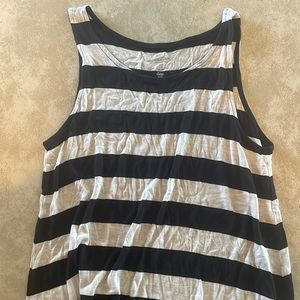 Medium gap black and white tank top